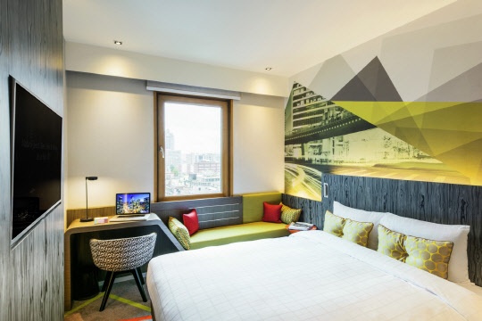 업 스케일 라이프 스타일 비즈니스호텔을 표방하는 이비스 스타일 앰배서더 서울 명동 & 강남이 긴 추석 연휴 도심 속 휴가를 위한 추석 패키지를 선보인다. 이비스 스타일 앰배서더 서울 명동에서는 추석 연휴 여유로운 휴식을 위한 '홀리데이 인 스타일' 패키지를 9월 29일부터 10월 11일까지 운영한다. 이비스 스타일 앰배서더 서울 명동 & 강남 제공